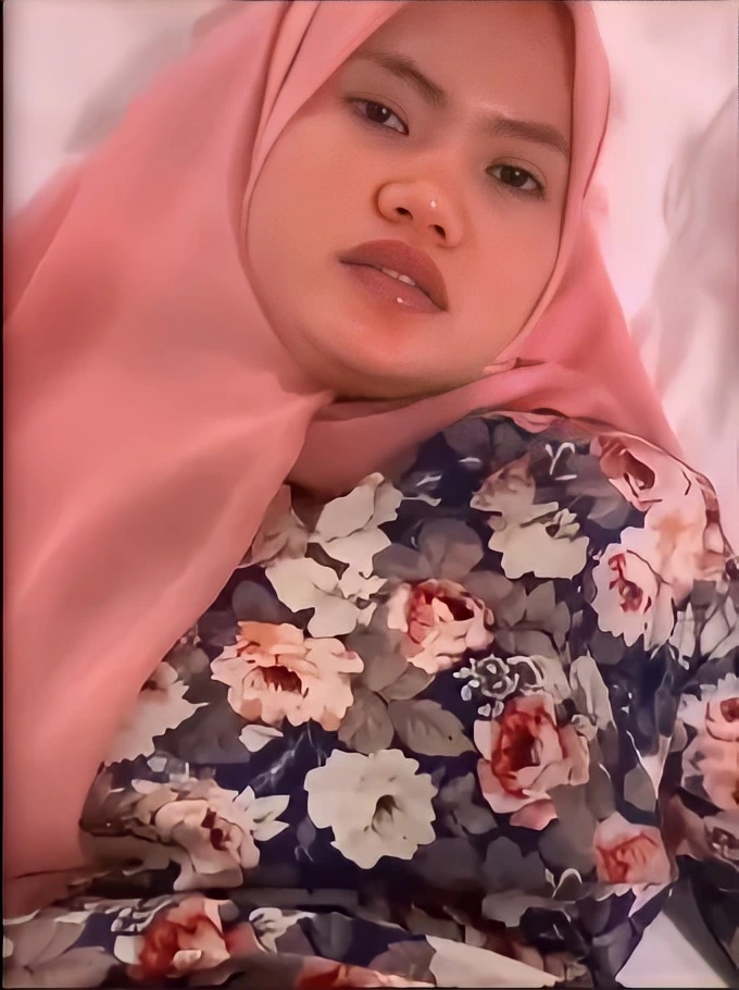 Bokep Indo | Hijab Pink Memek Sempit Pakai Pelumas
